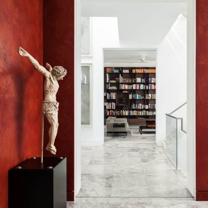 Red artisanal polished plaster wall in London mansion